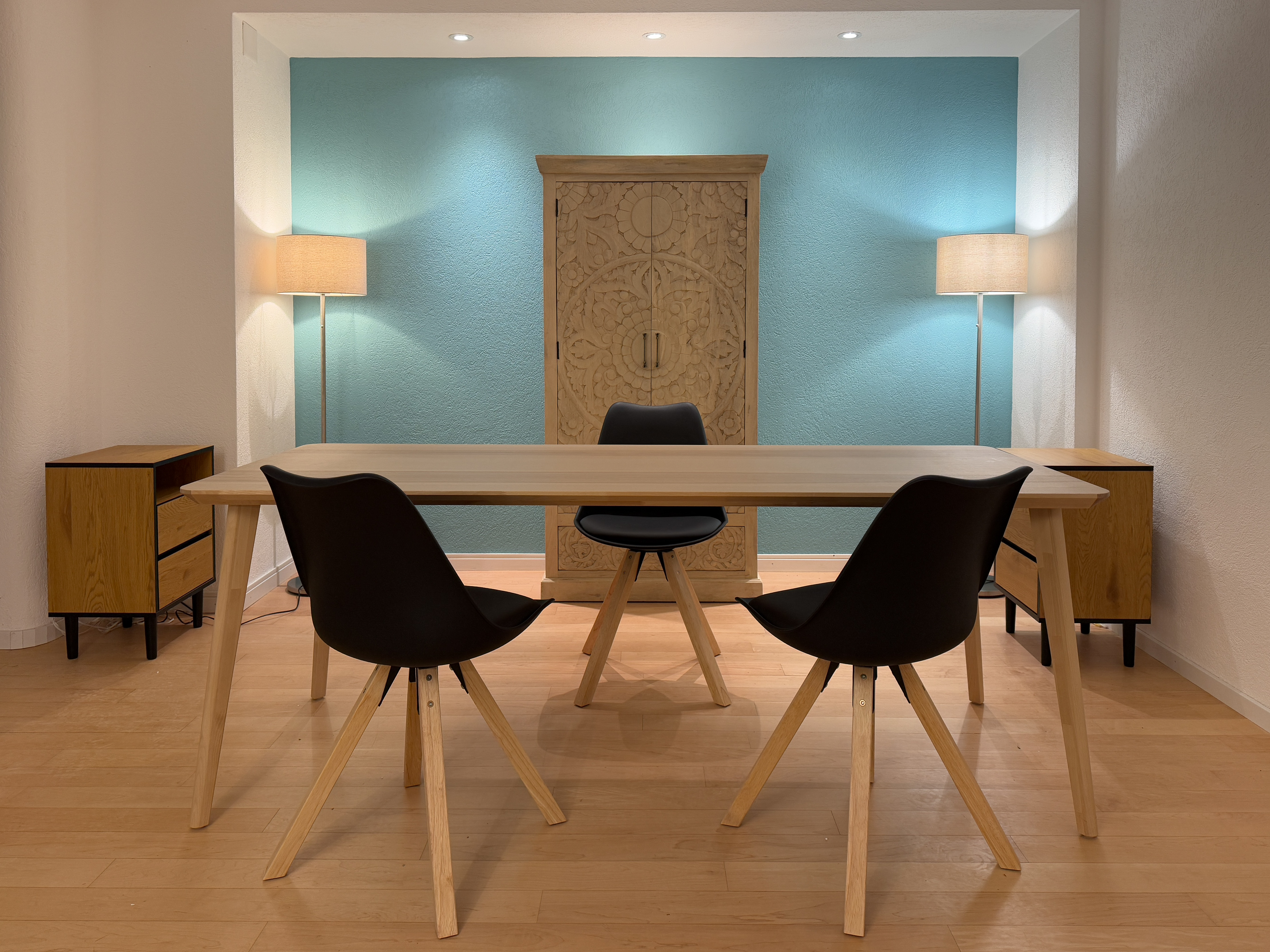 Grande salle de consultations, spacieuse et équipée