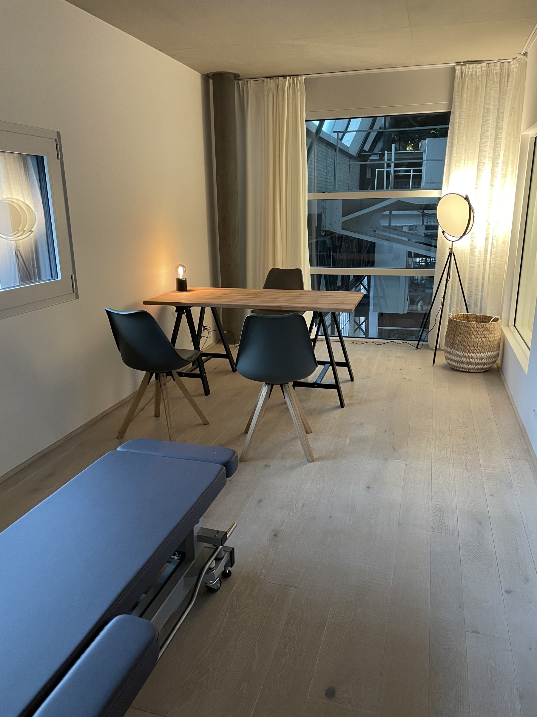 Several equipped treatment rooms, office, electric table