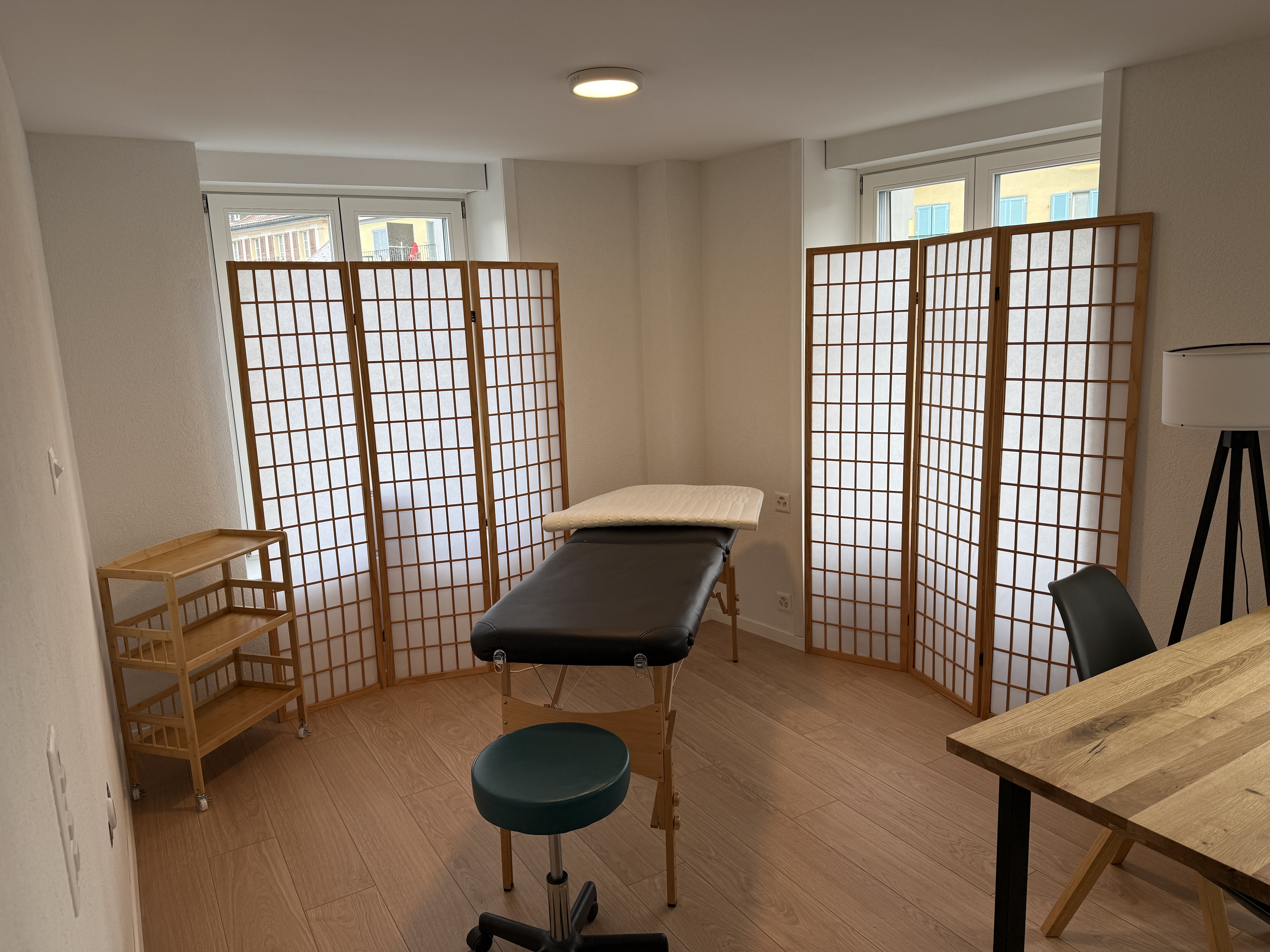 Salle de consultations confortable, toute équipée