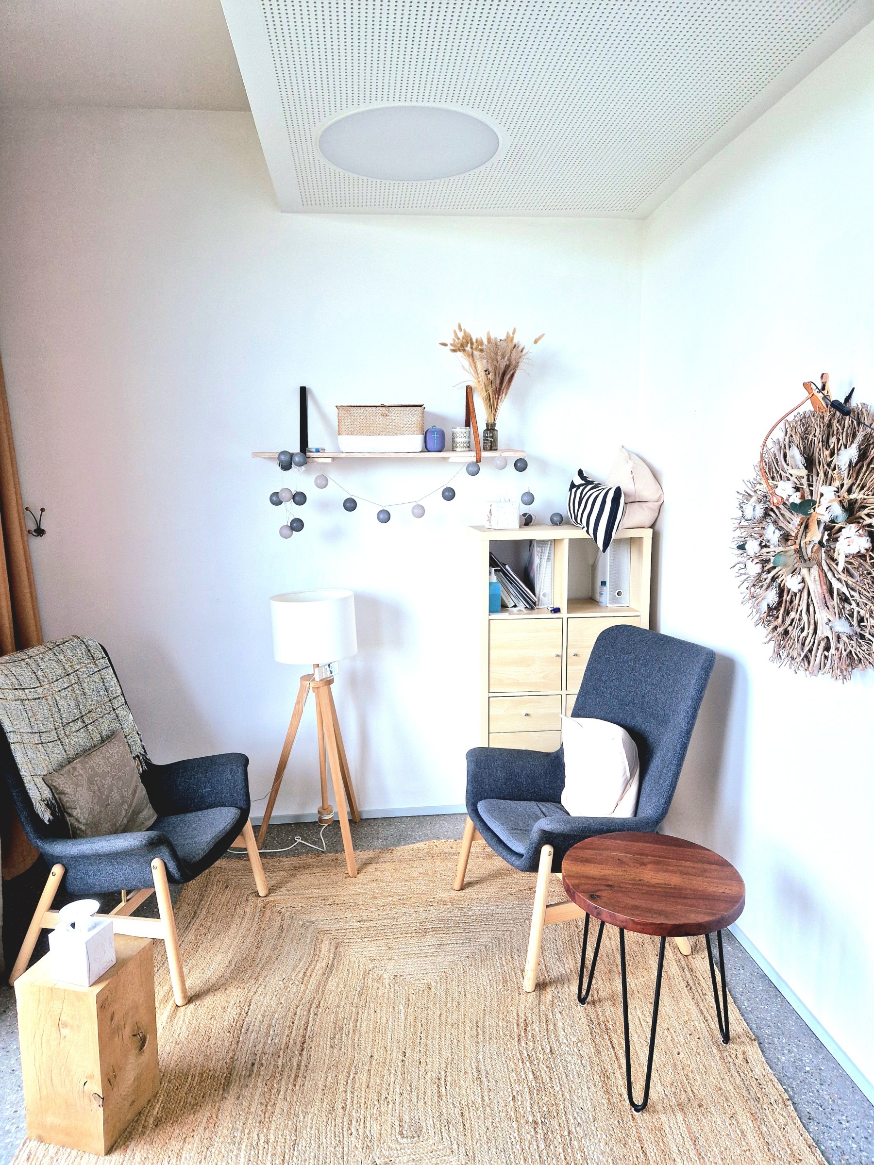 Two Warm Offices in a Multidisciplinary Therapy Space